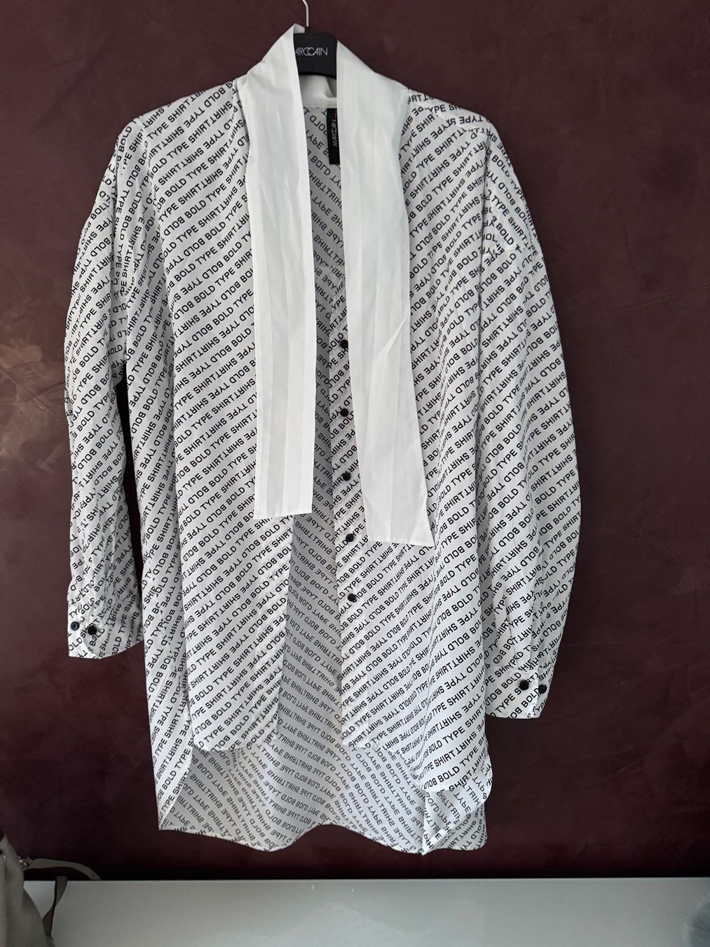 Marc Cain Camicette: Bluse Marc Cain mit einem Buchstabenmuster iweiss N4 40 – Nuovo (secondo la descrizione) da Volketswil venduto da praxis12