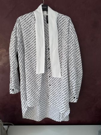 Bluse Marc Cain mit einem Buchstabenmuster iweiss N4 40