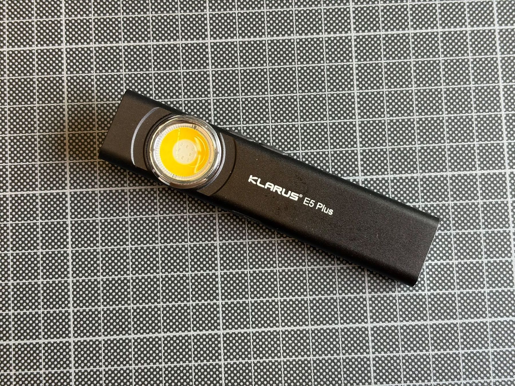 Klarus Lampen: KLARUS E5 PLUS EDC LAMPE – Gebraucht aus Flums von alpine.fieldnotes
