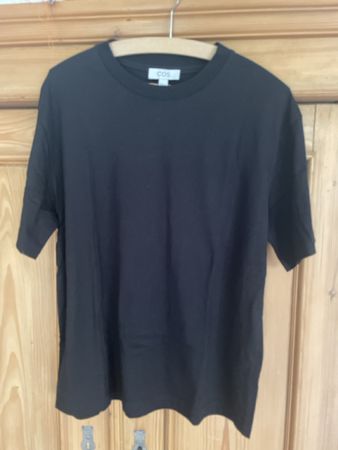 Schwarzes COS T-Shirt Grösse S - Perfekt für den Sommer!