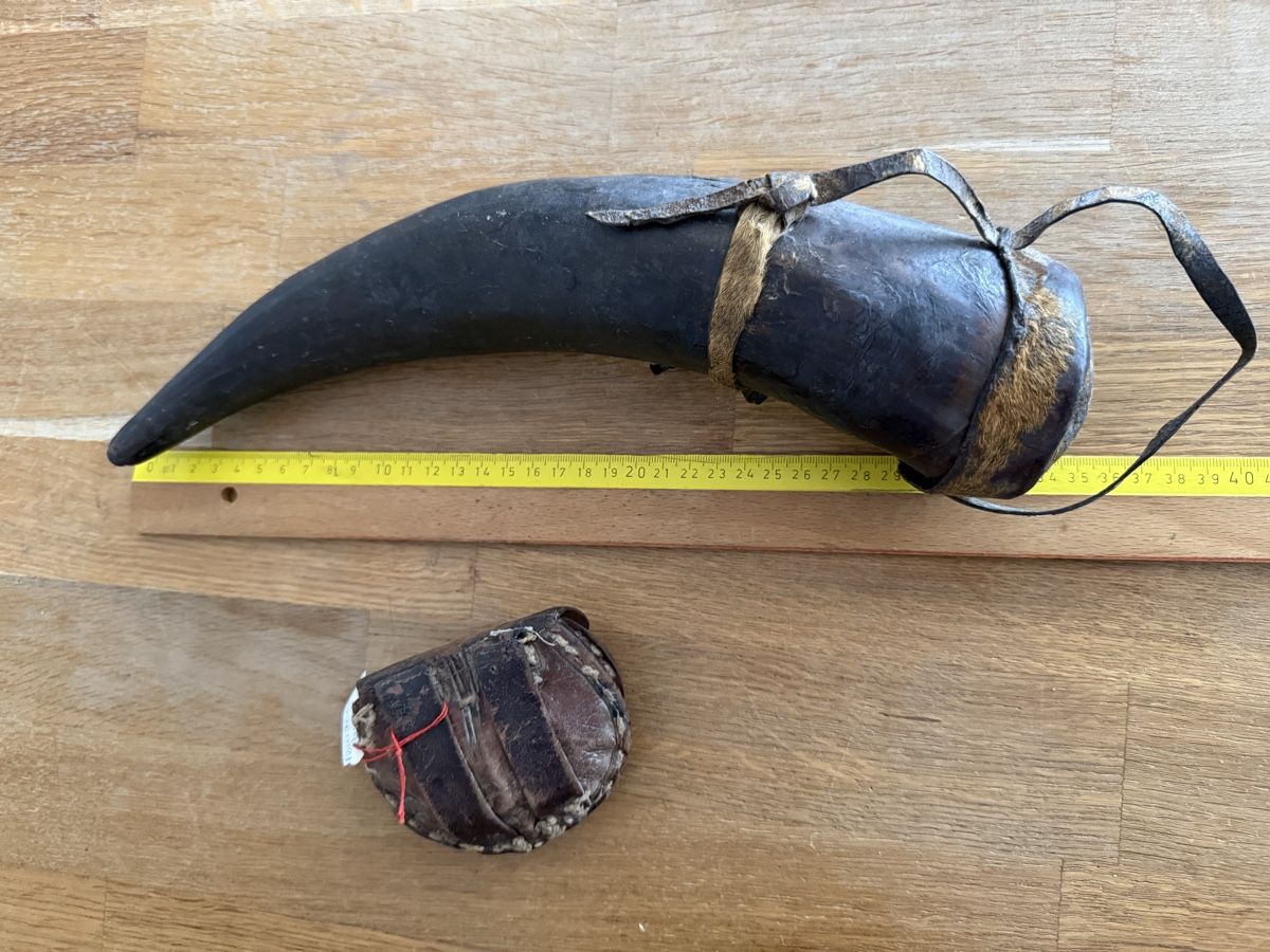 Bottiglie: Antikes mit Feuersteinen Pulverhorn – Usato da Goldach venduto da Messerguru 8