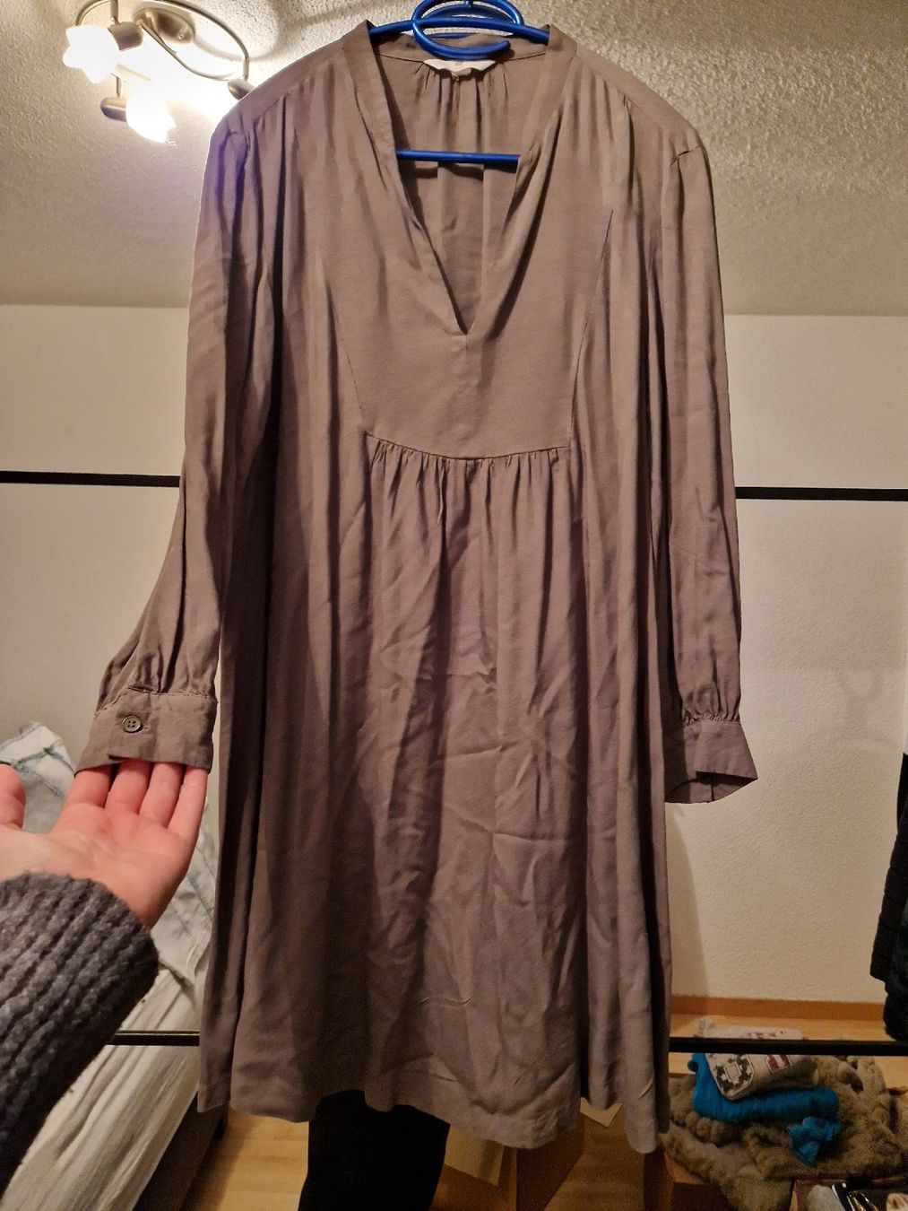 Vestiti: olivgrünes Kleid – Nuovo (secondo la descrizione) da Ebikon venduto da kov_9vqb 3
