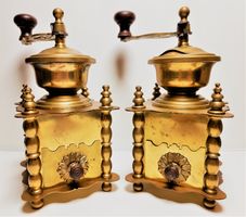Elegantes Paar antiker Messing-Kaffeemühlen