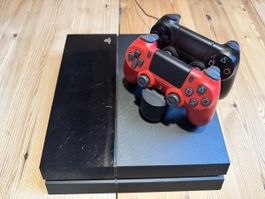 Sony PlayStation 4 Konsole mit zwei Controllern