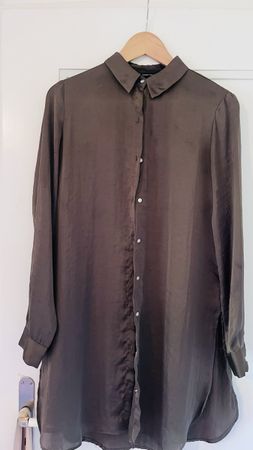 Lange Bluse mit schöner Stickerei am Rücken