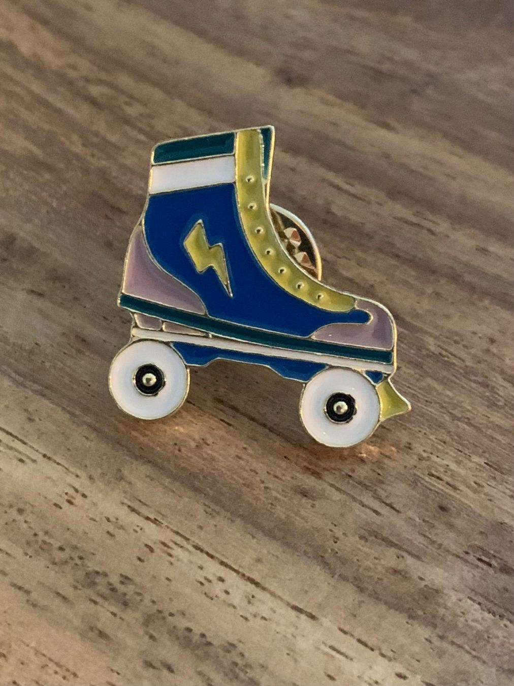Placchette & Badge: Pin Vintage Retro Rollschuh – Nuovo e nell'imballaggio originale da Geneve venduto da vane267