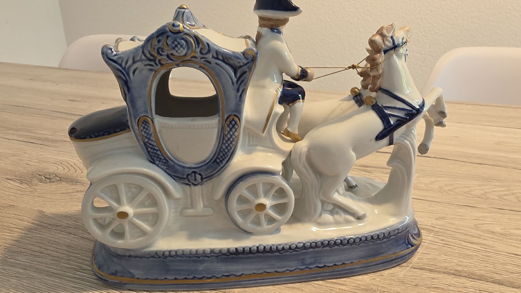 Tutte le decorazioni: Porzellan Kutsche mit Pferd, Keramik Deko – Usato da Luzern venduto da Alpix 2