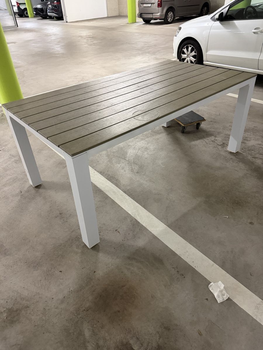 Maisons du monde Tische: Gartentisch Grau Weiss L 173cm – Gebraucht aus Effretikon von pizzamen