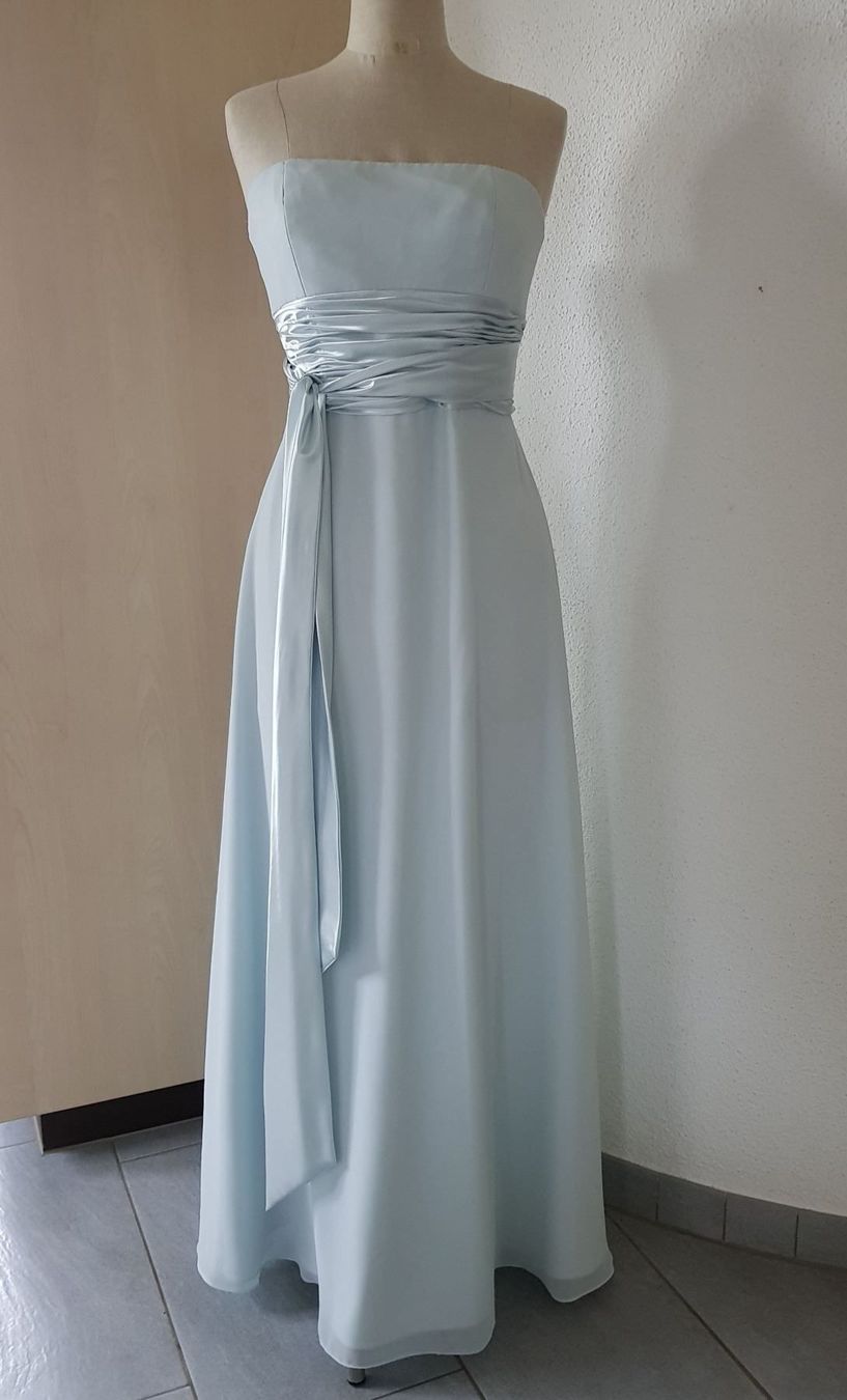 Kleider: Hochwertiges, hellblaues Abendkleid, Grösse 40 – Gebraucht aus Hägendorf von
