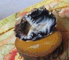Achatgeode Dunkle Bänderung und eine Krystallines Zentrum 