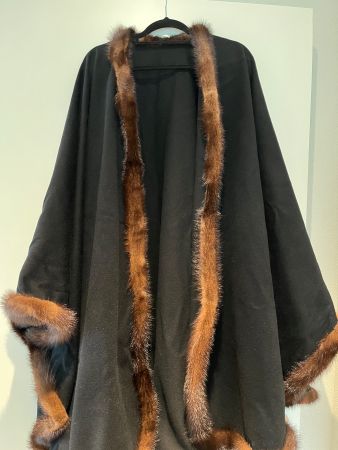 Woll-Umhang mit Pelzbestz