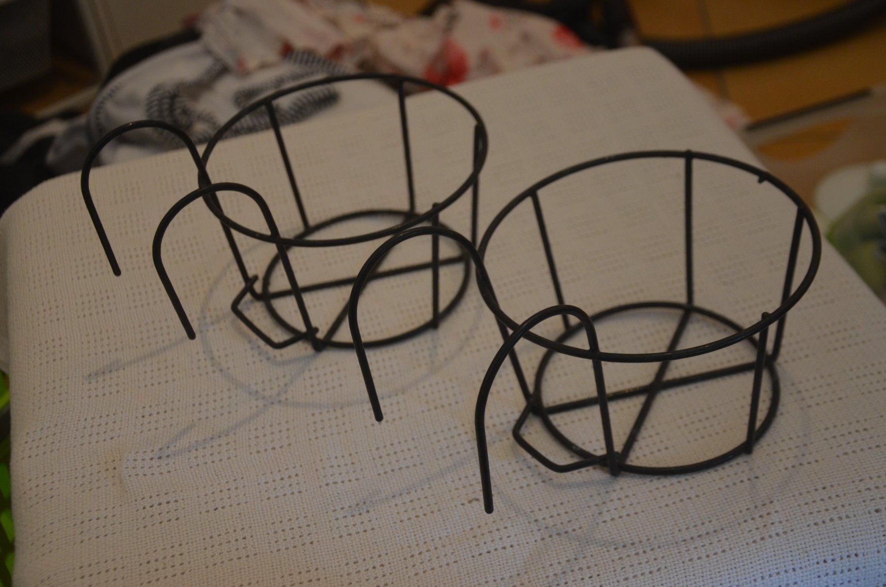 Pots de fleurs: 2 STUCK FUR BLUME BALKON SUPPORT – D'occasion à Chiasso par Dolly015