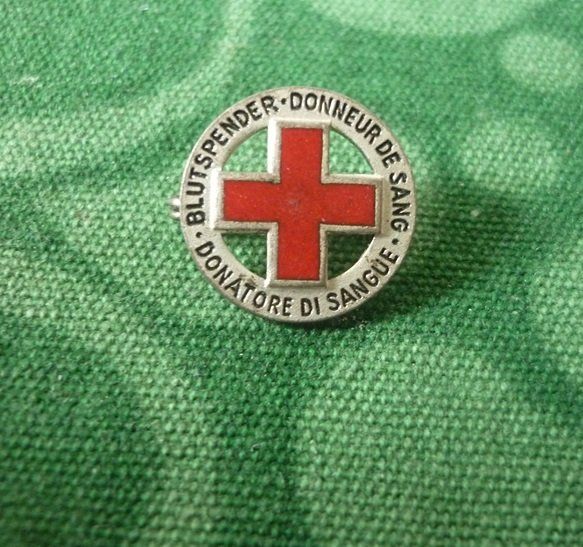 Plaquettes & Badges: Blutspender Abzeichen & Rotes Kreuz Klammer – D'occasion à Adliswil par di_hans 1