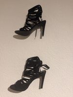 Sandales à talons hauts noires, parfaites pour l'été!