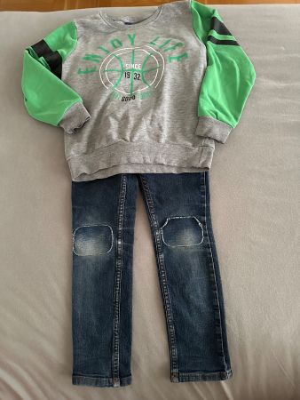 Pullover und Jeans