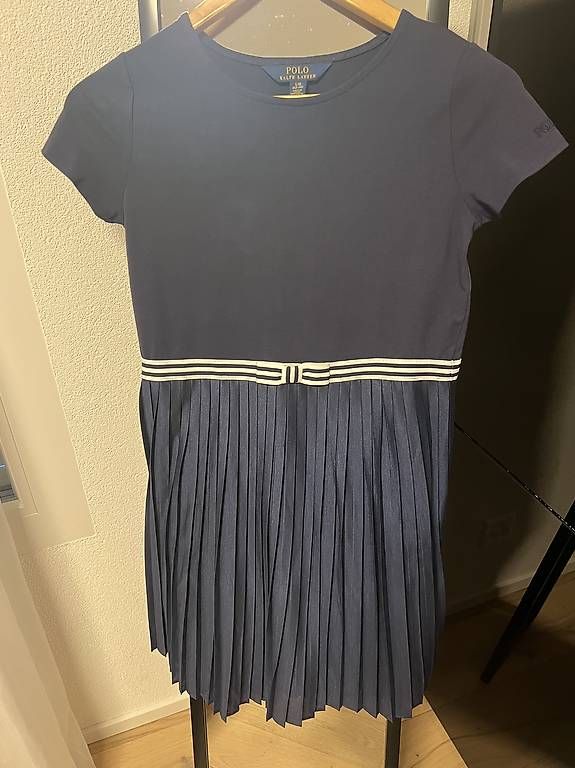 Vestiti: Robe Ralp Lauren & Karl Lagerfeld  – Usato da Bulle venduto da Preteni