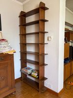 Hohes Bücherregal / Wandregal aus Massivholz