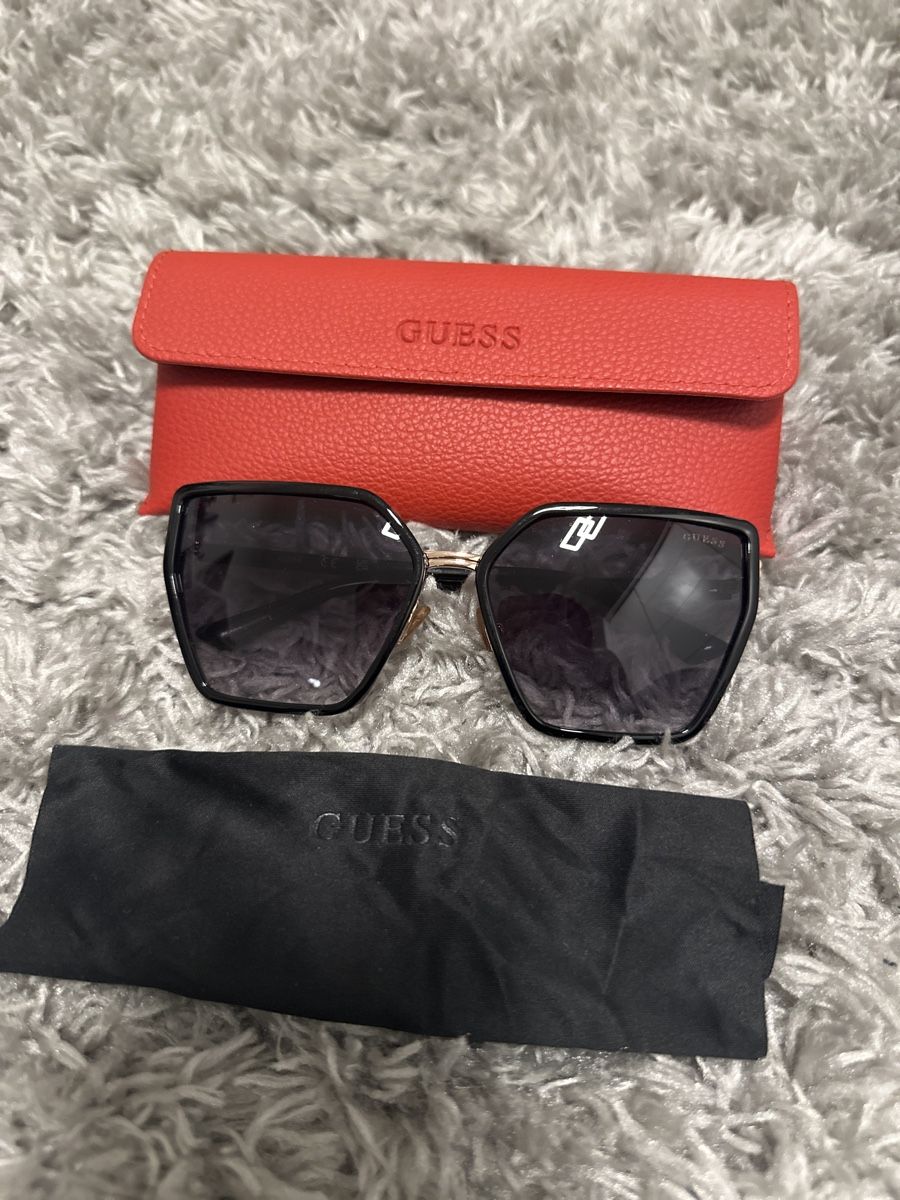 Guess Occhiali & Lenti: Guess Sunglasses - Excellent Condition - With Case – Nuovo (secondo la descrizione) da Choëx venduto da Faith.C
