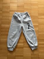 Graue Jogginghose mit Zahl 7 - Ideal für den Herbst!