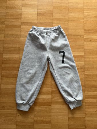 Graue Jogginghose mit Zahl 7 - Ideal für den Herbst!