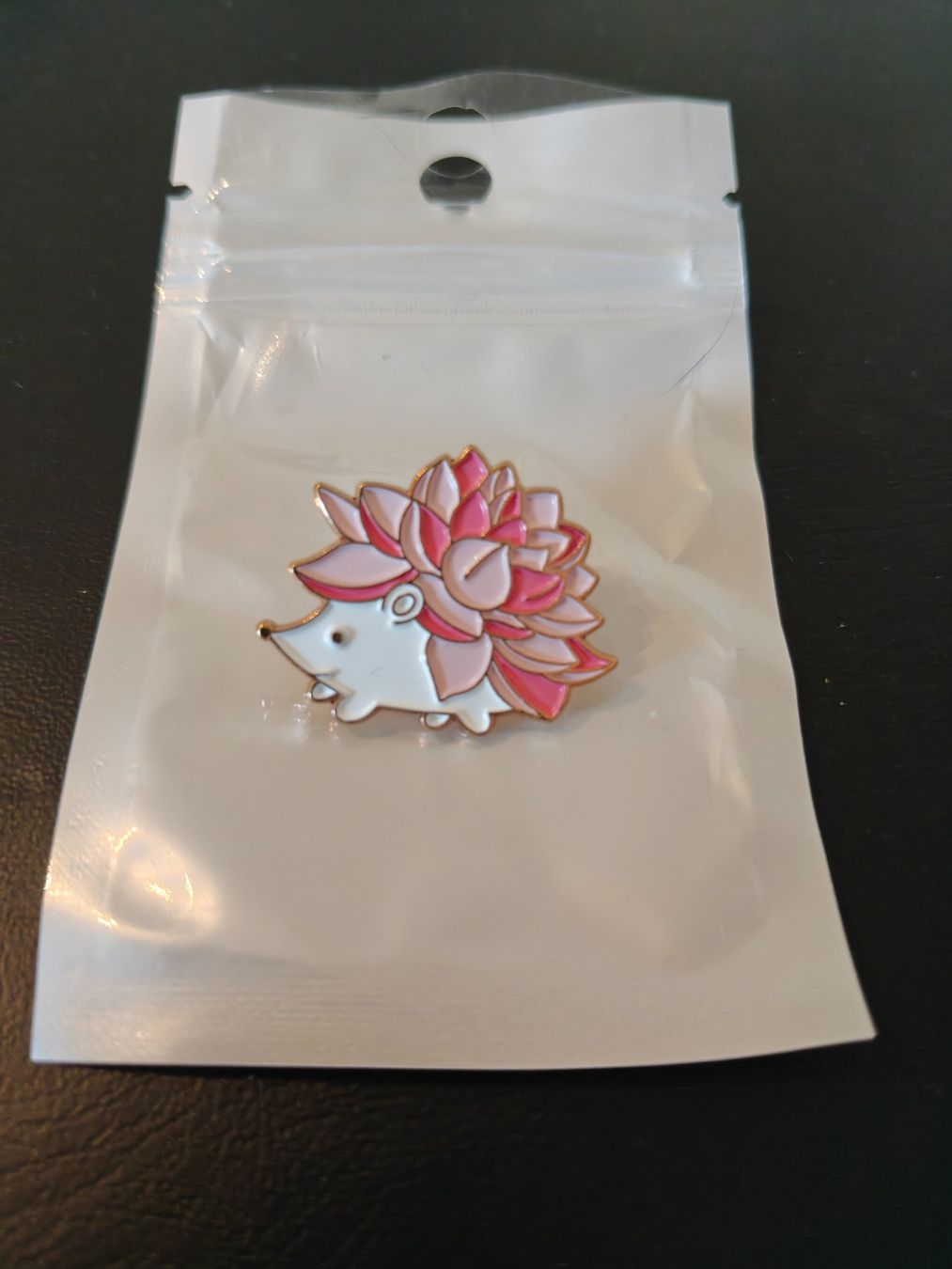 Spille & Fermagli: Igel / Hedgehog / Hérisson / Riccio Pin – Nuovo e nell'imballaggio originale da Vaglio venduto da Dabia