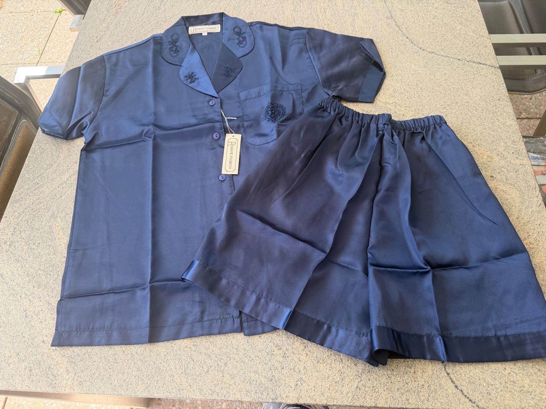 Negligees & Pigiami: Kurz Pyjama in der Grösse M dunkelblau ev. aus Seide???? – Nuovo e nell'imballaggio originale da Geroldswil venduto da Jeremy11