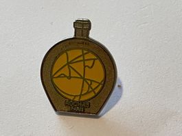 1 Pin Rochas Paris