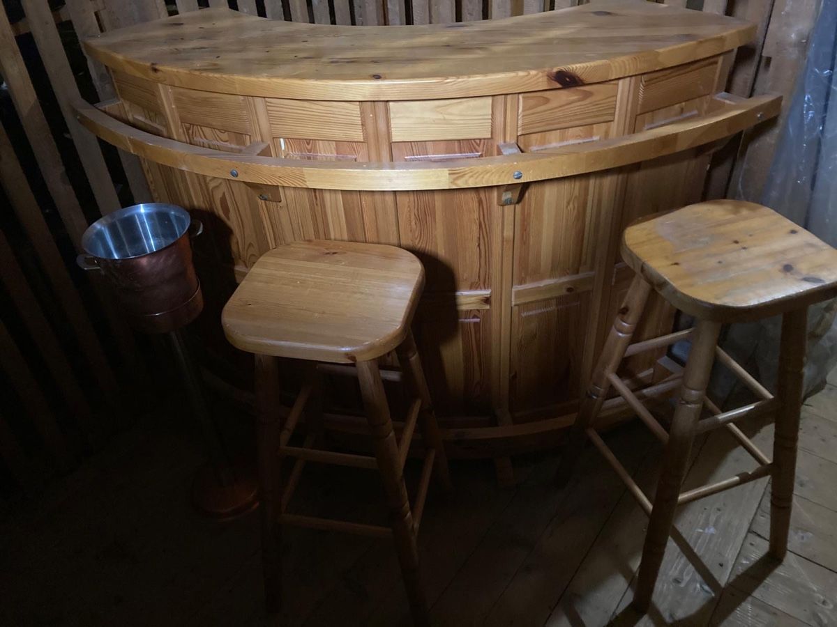 Tische: Schöne Holzbar mit Hocker – Gebraucht aus Winterthur von ani_2sg9 1