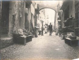 Locarno (TI) – Contadini nel vicolo con ceste
