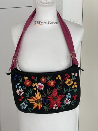 Schwarze Handtasche mit Blumenstickerei