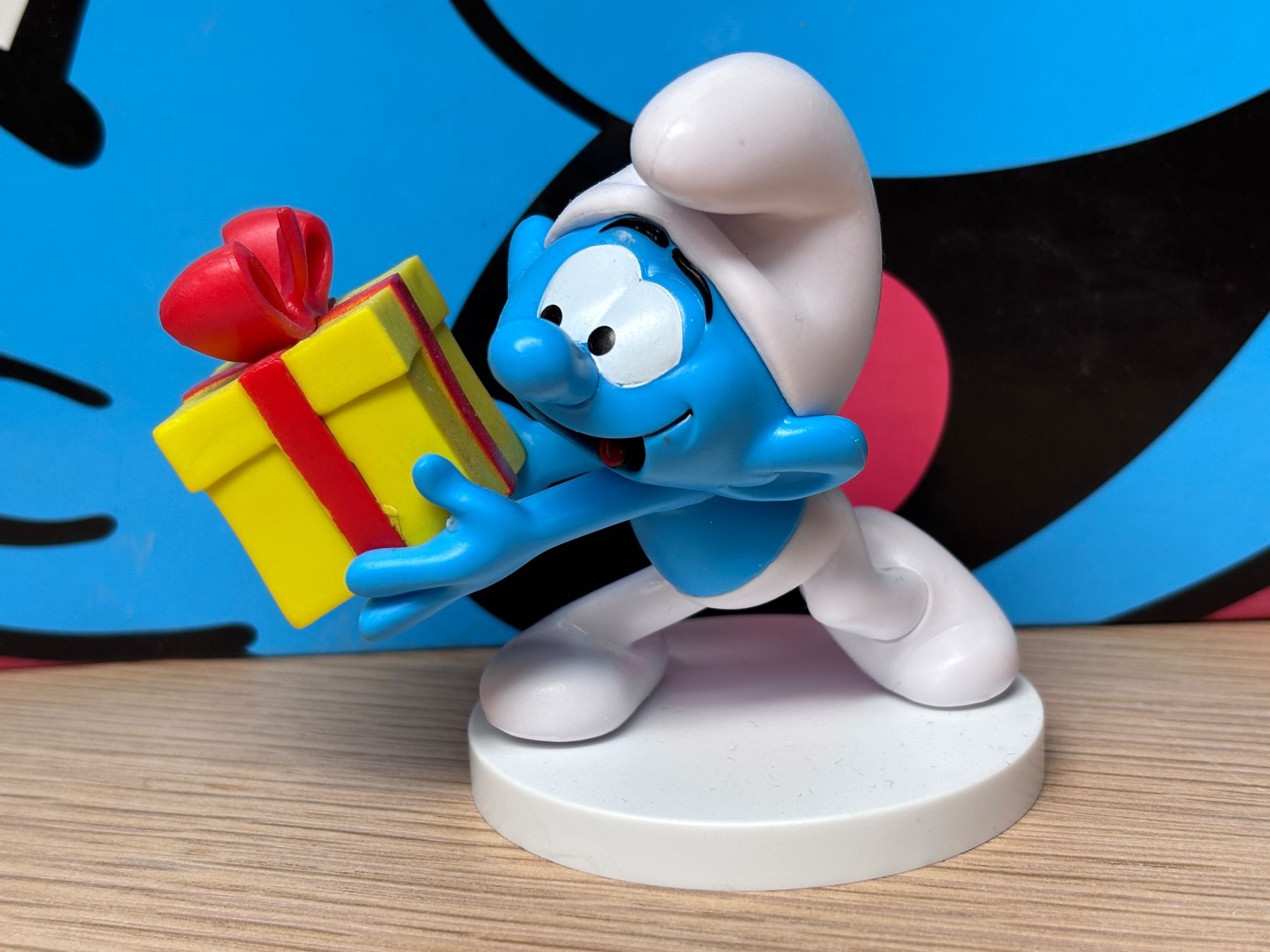 Statuette: Jokey-Schlumpf mit Geschenk auf Sockel – Usato da Lyss venduto da Duckszone
