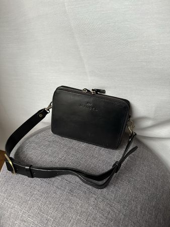 Stilvolle Ledertasche "M Mandel" schwarz / Bauchtasche