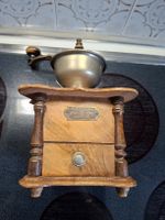 Ancien moulin à café PeDe en bois (Peter Dienes).