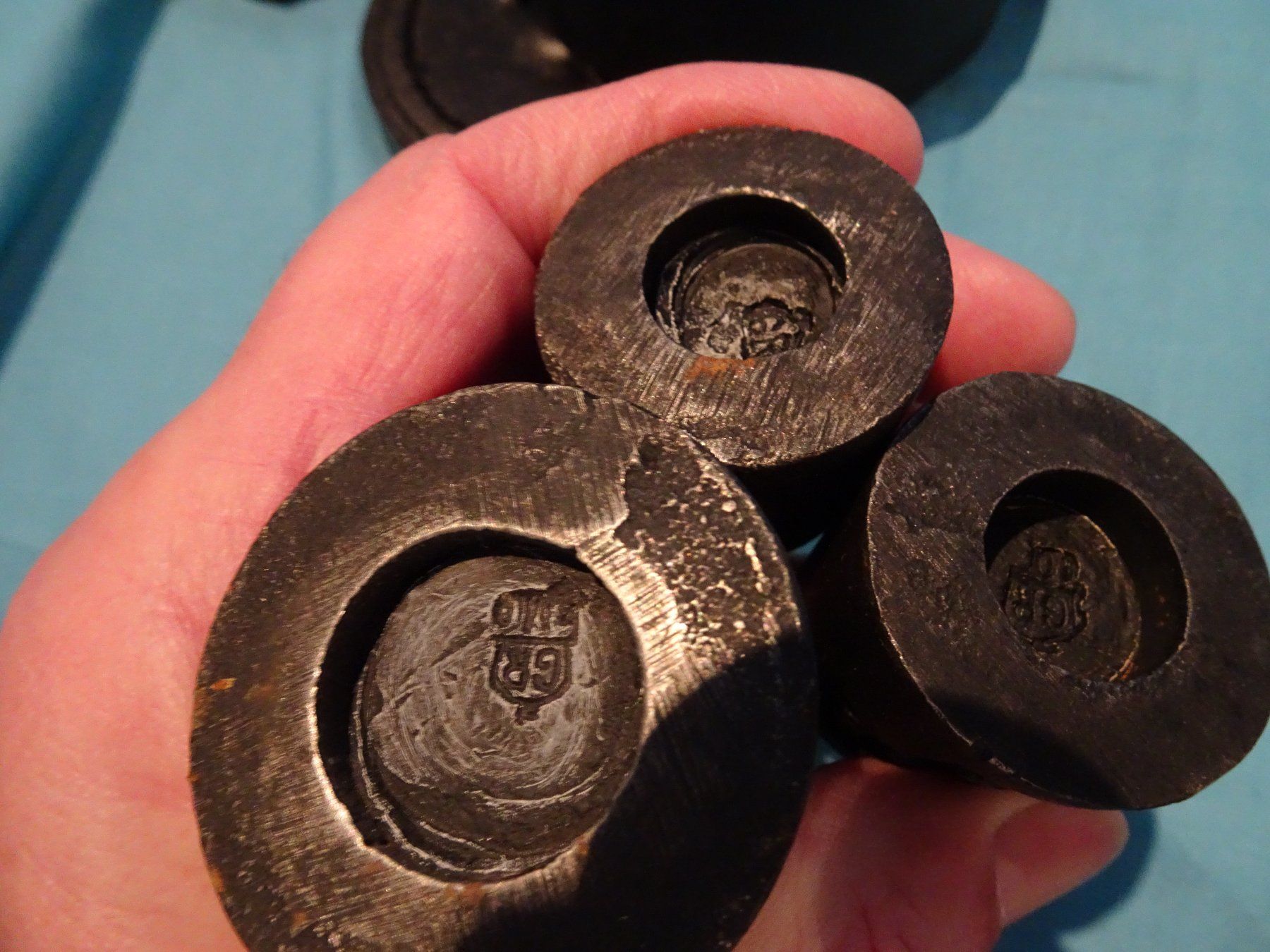 Alle Dekorationen: verschiedene alte Hänge-Gewichte Metall – Gebraucht aus Vitznau von Mina60 5