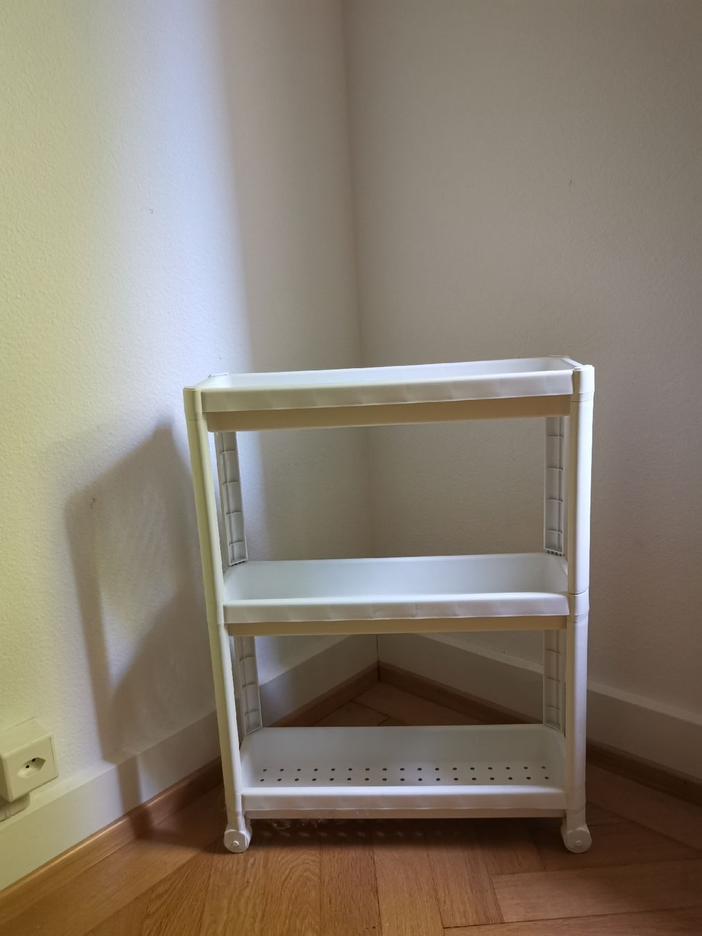 Ikea Regale: Kleines Kunststoffregal - Vesken ikea – Gebraucht aus Zürich von Valouche