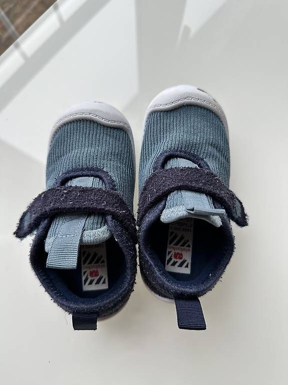 Scarpe per ragazzi: Hausschuhe Elefanten gr 24 – Usato da Muttenz venduto da emyvogel