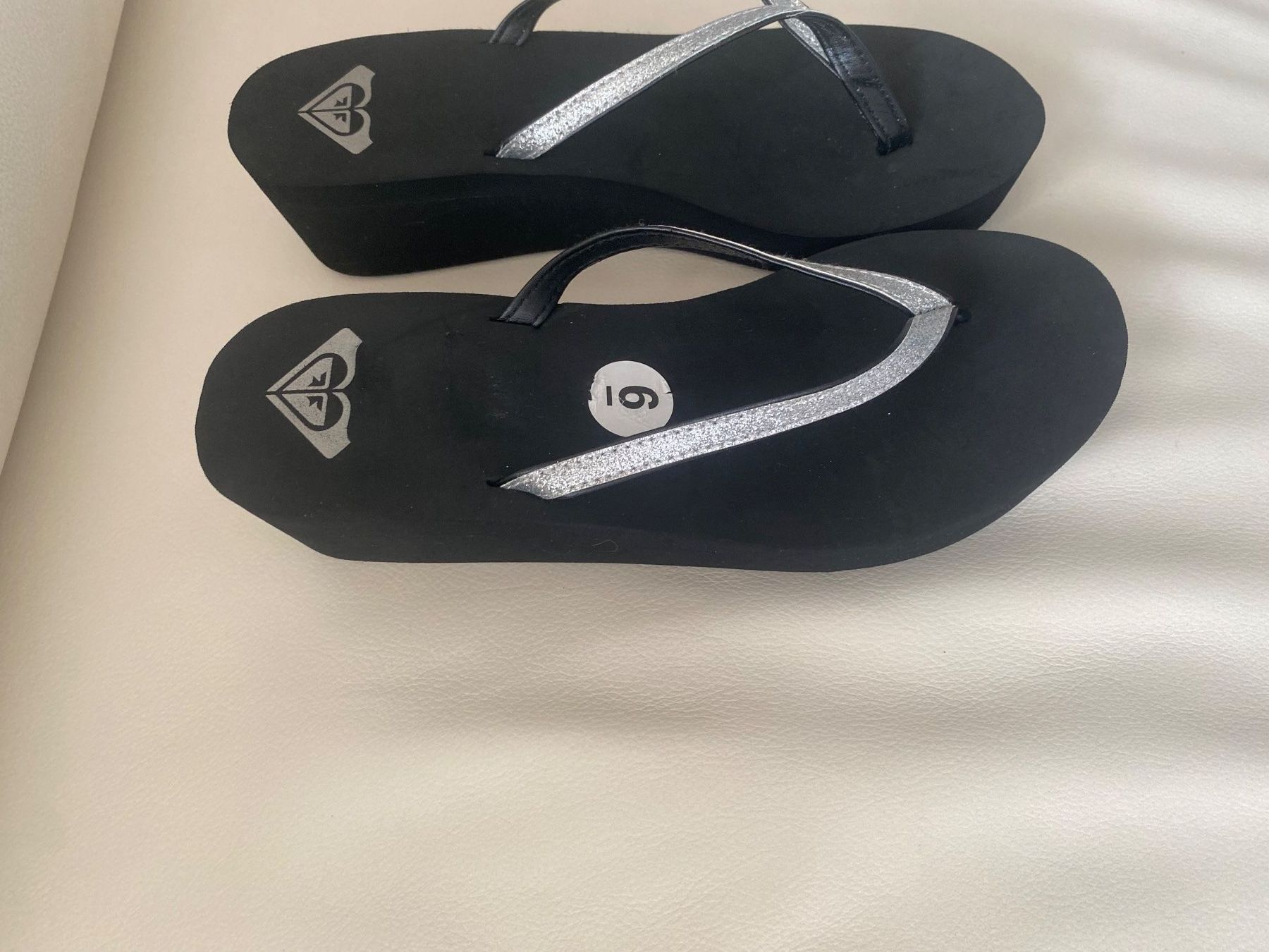 Scarpe da donna: SUMMERTIME - stylische/edle Flip-Flops, schwarz/silber, 38 – Usato da Winkel venduto da ferrari2022 1