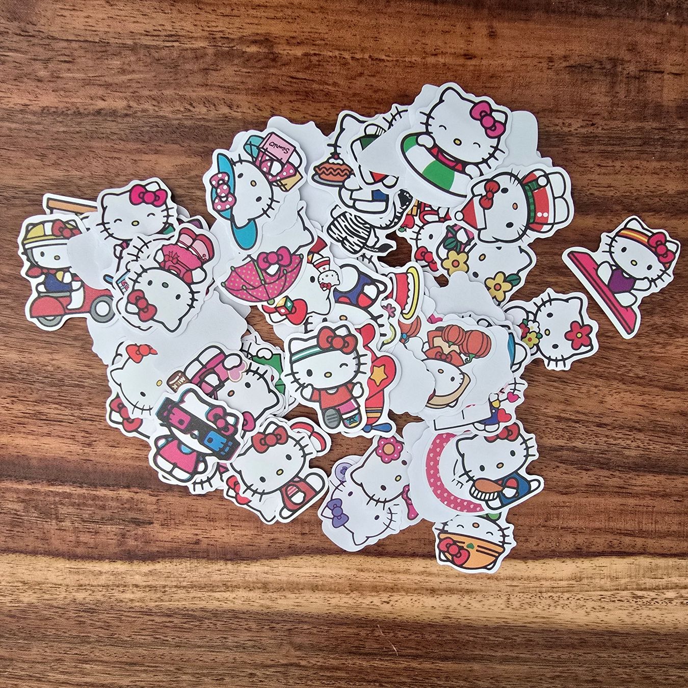 Sanrio Sticker: 100 Stk. Sticker/Abziehbilder/Kleber/ Hello Kitty – Nuovo e nell'imballaggio originale da Zürich venduto da amysmith