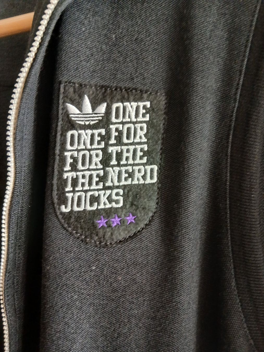 Adidas Giacche: Veste Adidas  badge "One for the nerd jocks" taille M – Usato da Satigny venduto da Asaksa