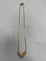 Goldige Halskette mit Strass-Steinen