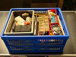 Werkzeugkiste mit diversen Teilen, Werkzeugen und Schrauben
