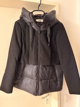 Veste noire matelassée à capuchon 