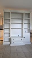 Grosses Medien/Bücherregal mit Schubladen und Tür.