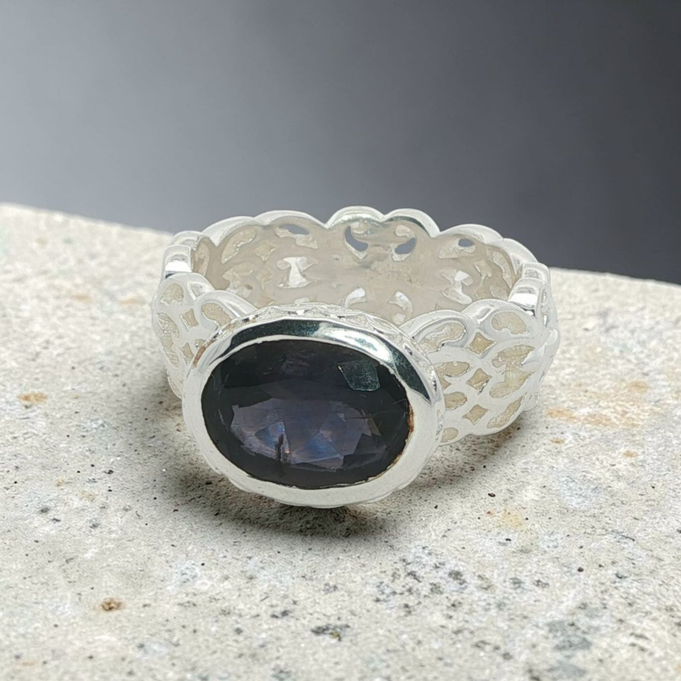 Olga Ribler Anelli: Feiner Silber Ring 925 mit Iolith Grösse 54 – Nuovo (secondo la descrizione) da Luzern venduto da Schmuckoutlet