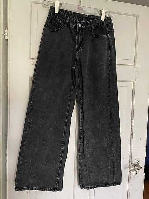 Jeans: Jeans schwarz Gr. 34/36 – Usato da St.Gallen venduto da NOVEMBER01