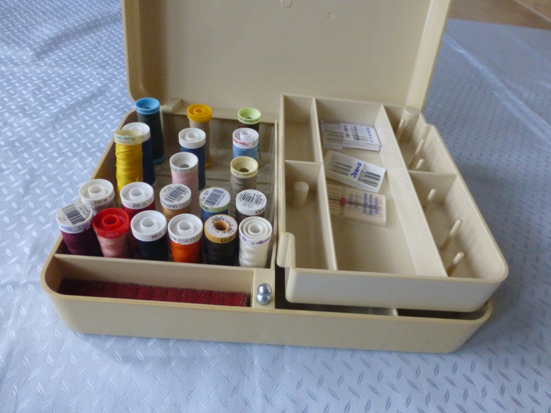 Macchine da cucire: Box von Bernina mit Zubehör – Usato da Würenlingen venduto da drago56 4