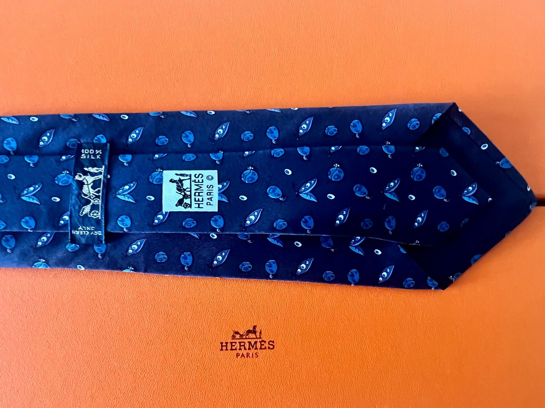 Hermès Cravates: Cravate HERMES-Paris „Exotic Blue" - avec box original – Neuf (Voir description) à Le Mont-sur-Lausanne par luxurylover 2