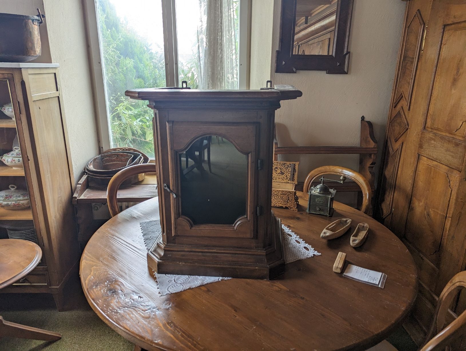 Vetrine: Vitrine Nussbaum ca 1800 – Usato da Stäfa venduto da MichaelHiu 2