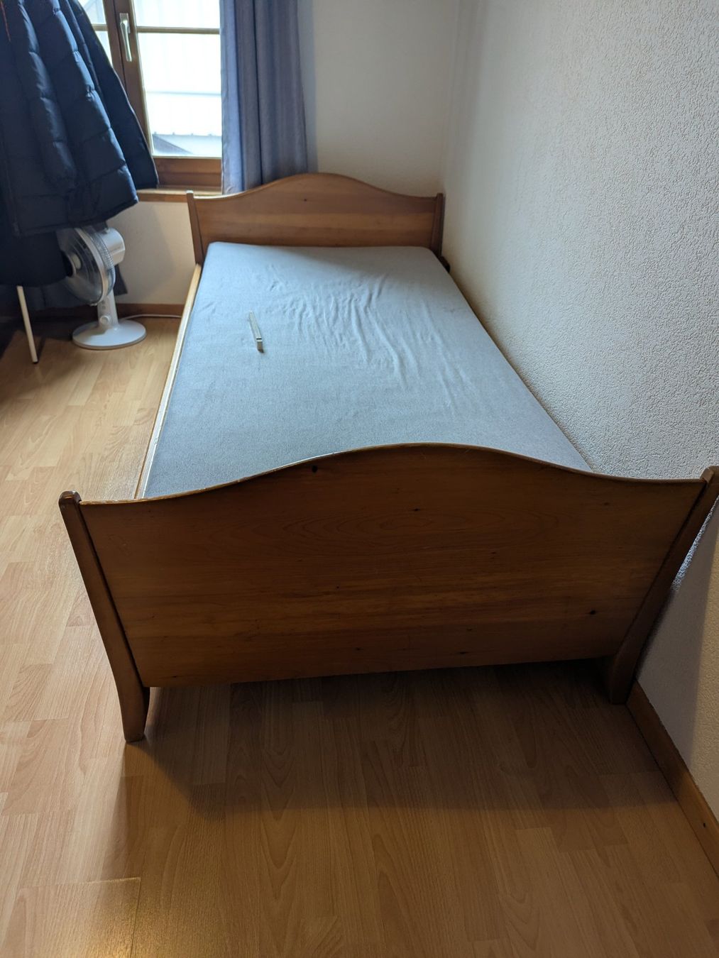 Betten: Massivholz Einzelbett, Naturholz – Gebraucht aus Biel/Bienne von tom_5jfw 1