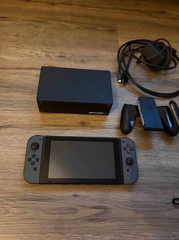 Nintendo Console: Nintendo Switch Grau inkl. Ring Fit & Mario Kart – Nuovo (secondo la descrizione) da Münchwilen TG venduto da emma_J 1